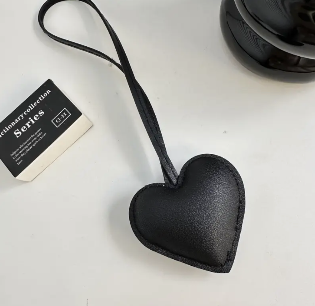'Black Heart' Кожена Висулка