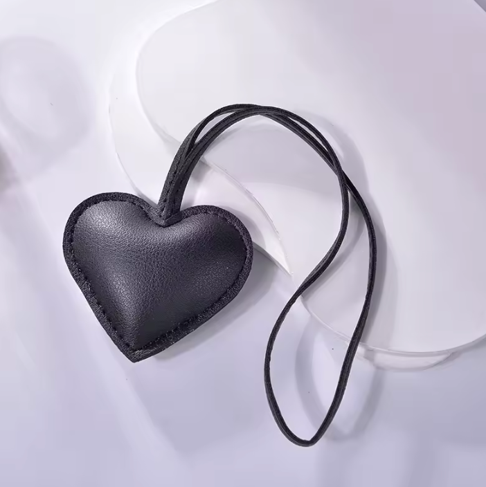 'Black Heart' Кожена Висулка
