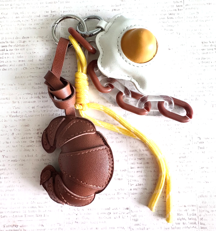 'Egg & Croissant' висулка за чанта